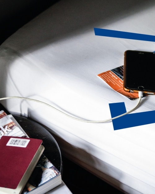 ​Bespaartip 5: Haal opladers uit het stopcontact!